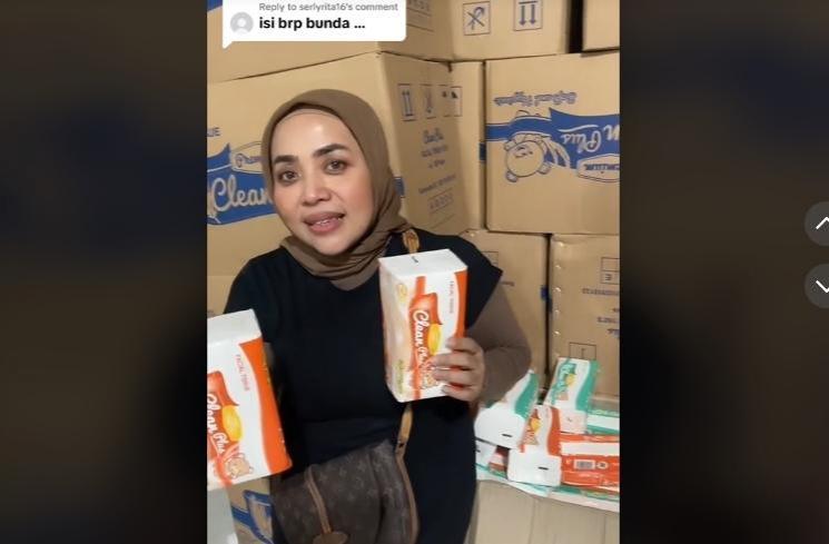 Potret Muzdalifah Jualan Sabun dan Tisu (TikTok/@muzdalifahnurahma)