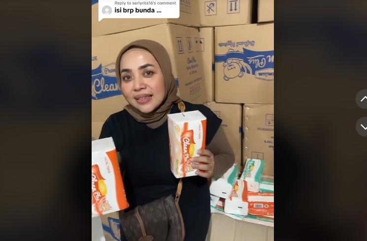 Potret Muzdalifah Jualan Sabun dan Tisu (TikTok/@muzdalifahnurahma)