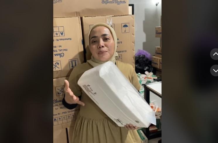 Potret Muzdalifah Jualan Sabun dan Tisu (TikTok/@muzdalifahnurahma)