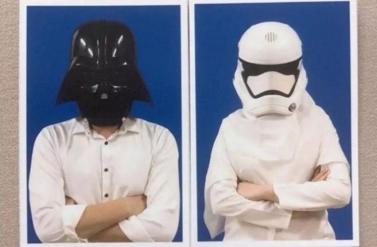 Potret Pas Foto Buku Nikah Artis. (Instagram/cutratumeyriska)

