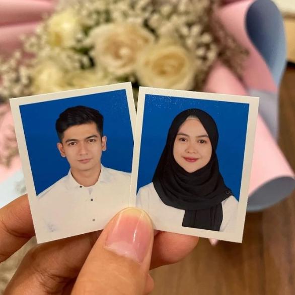 Potret Pas Foto Buku Nikah Artis. (Instagram/riaricis1975)
