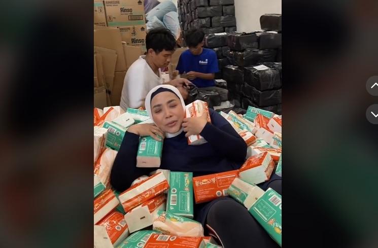Potret Muzdalifah Jualan Sabun dan Tisu (TikTok/@muzdalifahnurahma)