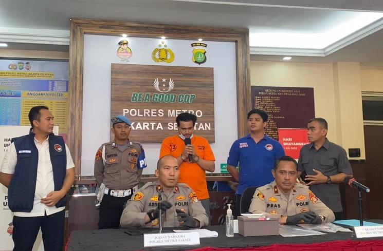 Bobby Joseph ditetapkan sebagai tersangka kasus narkoba, Selasa (25/7/2023). (MataMata.com/Tiara Rosana)