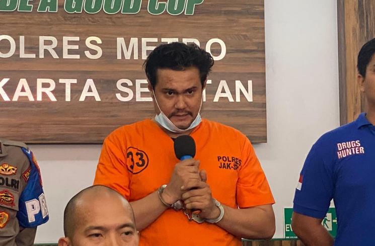 Bobby Joseph ditetapkan sebagai tersangka kasus narkoba, Selasa (25/7/2023). (MataMata.com/Tiara Rosana)