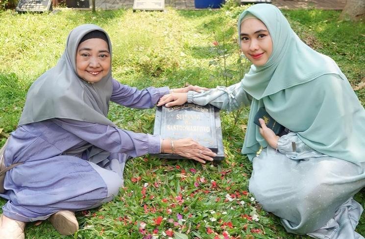 Potret Kebersamaan Oki Setiana Dewi dan Ria Ricis Bareng Ibunda (instagram/okisetianadewi)