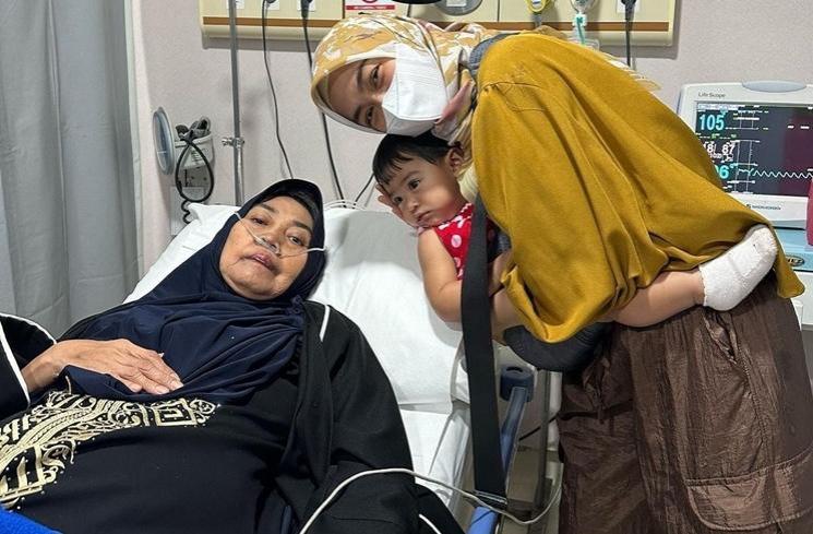 Potret Kebersamaan Oki Setiana Dewi dan Ria Ricis Bareng Ibunda (instagram/riaricis1795)