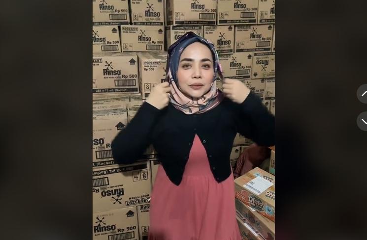 Potret Muzdalifah Jualan Sabun dan Tisu (TikTok/@muzdalifahnurahma)