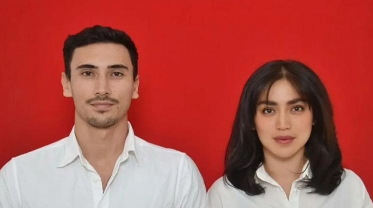 Potret Pas Foto Buku Nikah Artis. (Instagram/inijedar)