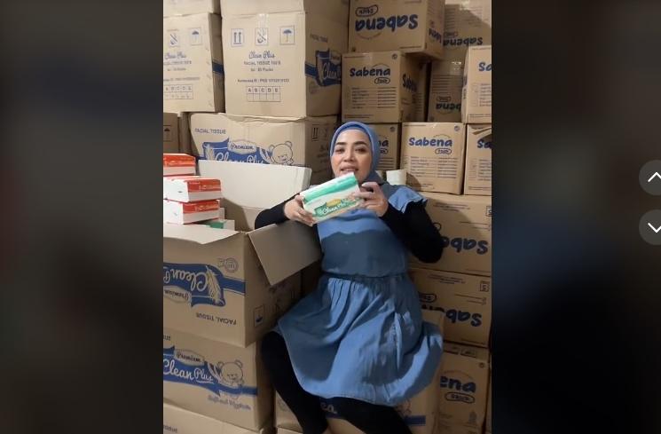 Potret Muzdalifah Jualan Sabun dan Tisu (TikTok/@muzdalifahnurahma)