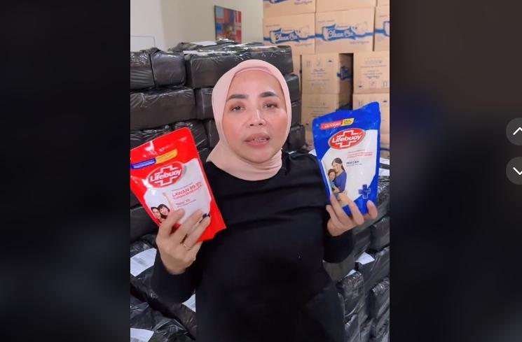 Potret Muzdalifah Jualan Sabun dan Tisu (TikTok/@muzdalifahnurahma)