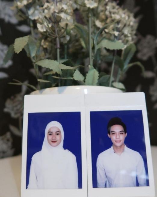 Potret Pas Foto Buku Nikah Artis. (Instagram/dindahw)
