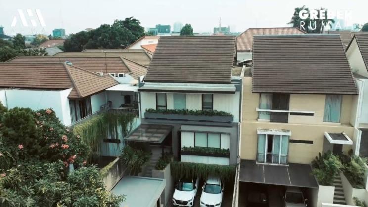 Potret Rumah Mewah Aura Kasih. (YouTube/AH)