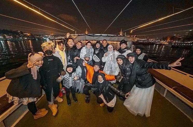 Seleb liburan mewah naik kapal pesiar (Instagram/@ananghijau)