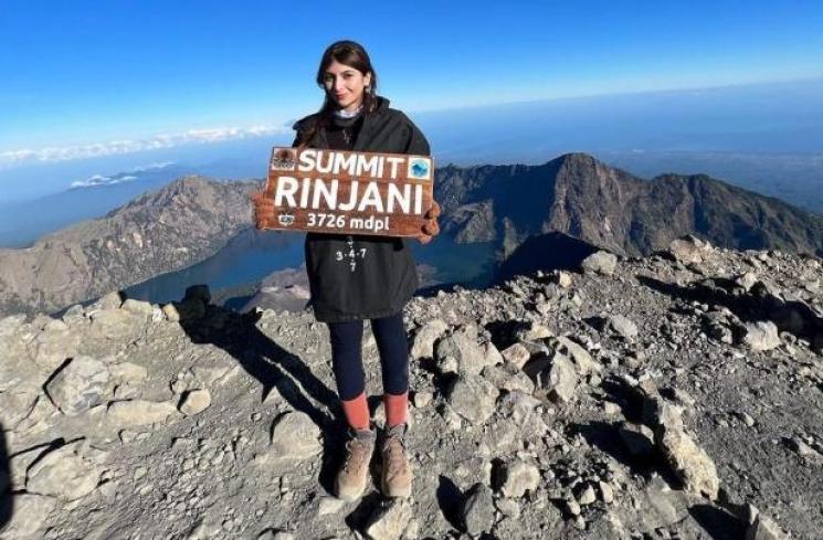 Artis Berhasil Mendaki Gunung Rinjani. (Instagram/sarahkeihl)