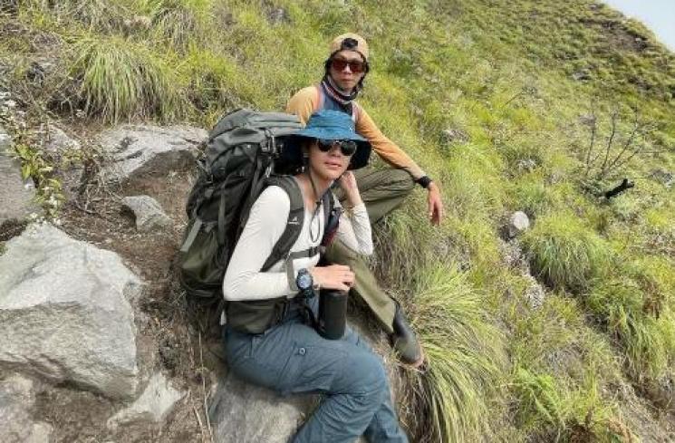 Artis Berhasil Mendaki Gunung Rinjani. (Instagram/adindathomas)