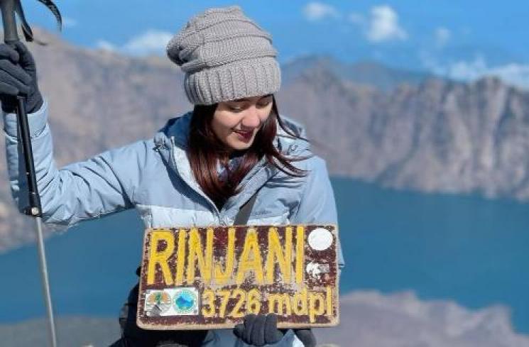 Artis Berhasil Mendaki Gunung Rinjani. (Instagram/jodileewarwick)