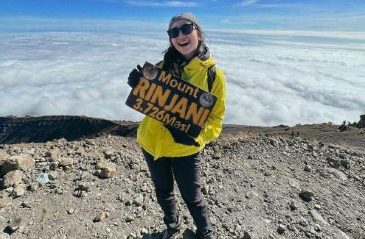 Artis Berhasil Mendaki Gunung Rinjani. (Instagram/febbyrastanty)