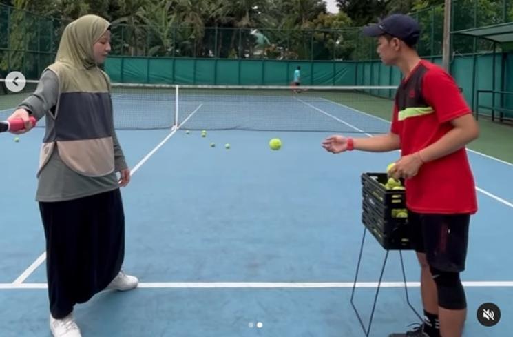 Potret Outfit Natasha Rizki Main Tenis (Instagram/@natasharizkynew)