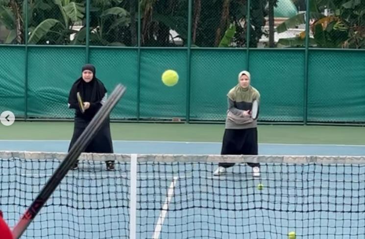 Potret Outfit Natasha Rizki Main Tenis (Instagram/@natasharizkynew)