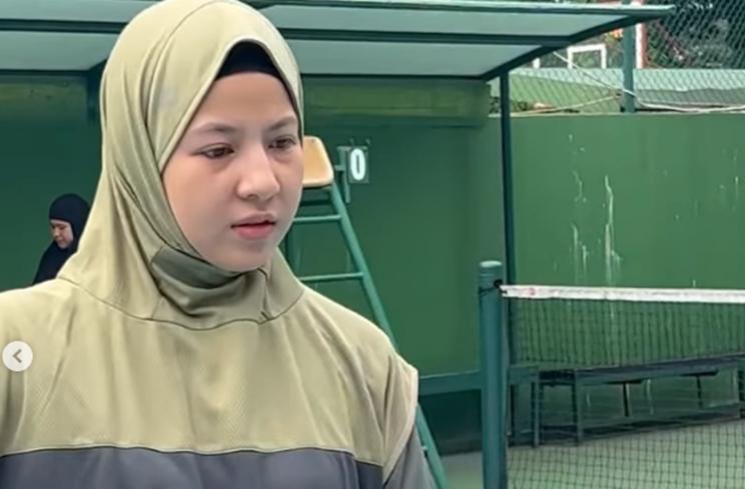 Potret Outfit Natasha Rizki Main Tenis (Instagram/@natasharizkynew)