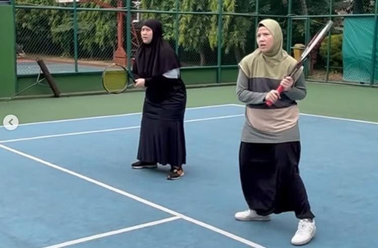 Potret Outfit Natasha Rizki Main Tenis (Instagram/@natasharizkynew)