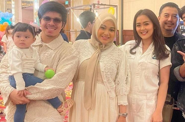 Gaya artis di pesta ultah Moana anak Ria Ricis (Instagram/@vegadarwanti123)