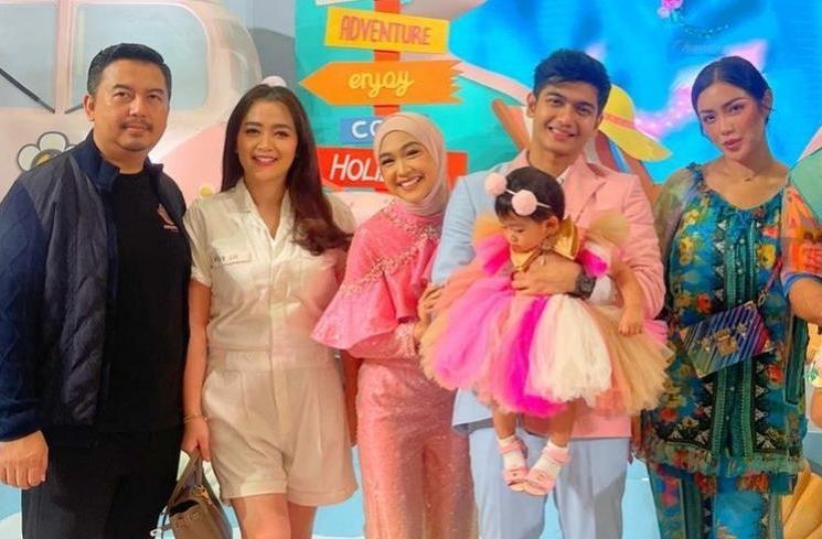 Gaya artis di pesta ultah Moana anak Ria Ricis (Instagram/@vegadarwanti123)