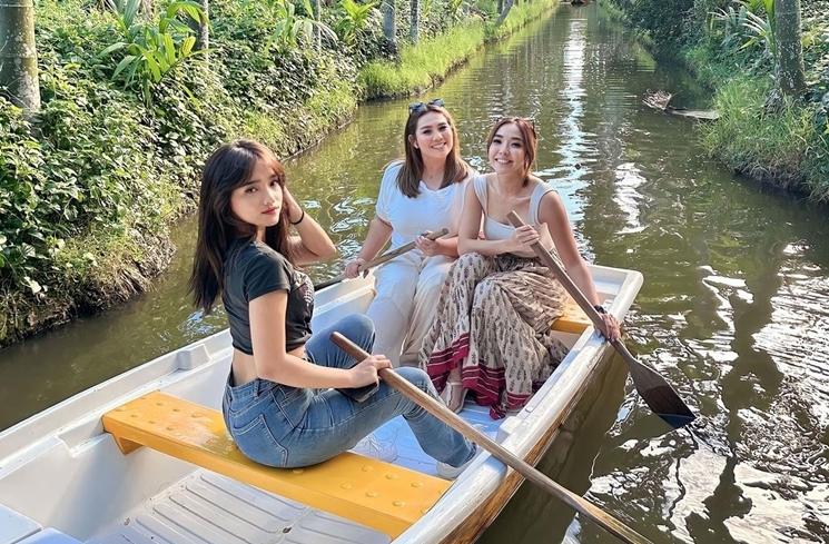 Potret Fuji liburan di Bangkok (Instagram/@fuji_an)