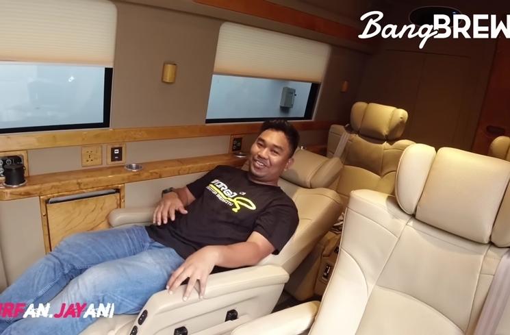 Potret Mobil Baru Dewi Perssik (YouTube Bang Brew TV)