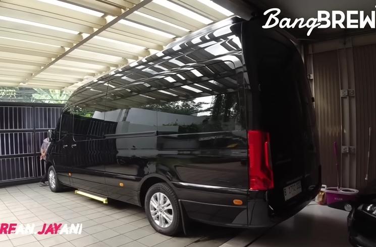 Potret Mobil Baru Dewi Perssik (YouTube Bang Brew TV)