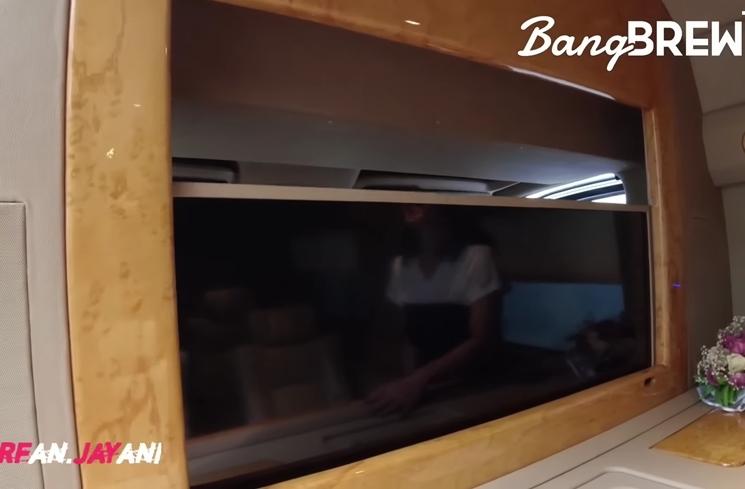 Potret Mobil Baru Dewi Perssik (YouTube Bang Brew TV)