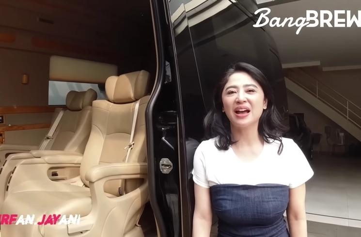 Potret Mobil Baru Dewi Perssik (YouTube Bang Brew TV)