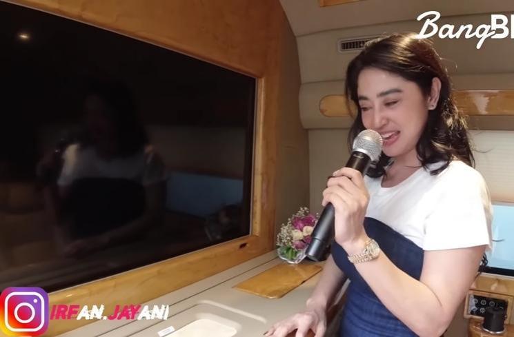 Potret Mobil Baru Dewi Perssik (YouTube Bang Brew TV)