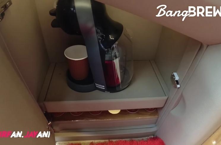 Potret Mobil Baru Dewi Perssik (YouTube Bang Brew TV)