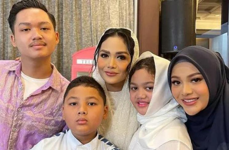 Potret Kedekatan Aurel Hermansyah dan Amora Lemos. (Instagram/krisdayantilemos)