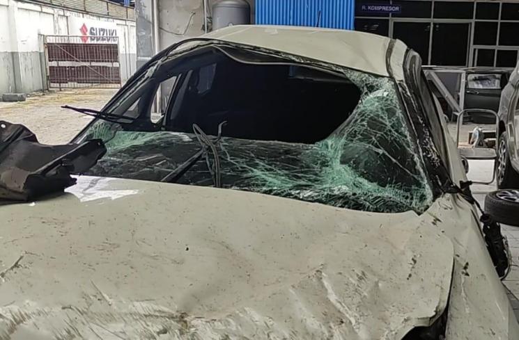 Penampakan mobil Rendy Kjaernett dan Lady Nayoan yang mengalami kecelakaan (MataMata.com/Tiara Rosana)