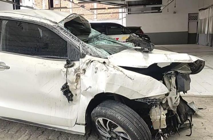 Penampakan mobil Rendy Kjaernett dan Lady Nayoan yang mengalami kecelakaan (MataMata.com/Tiara Rosana)