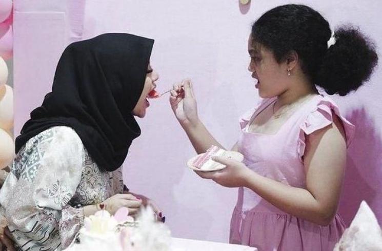 Potret Kedekatan Aurel Hermansyah dan Amora Lemos. (Instagram/krisdayantilemos)