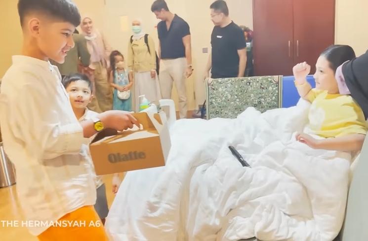 Potret King Faaz Jenguk Arsy Hermansyah (YouTube The Hermansyah A6)