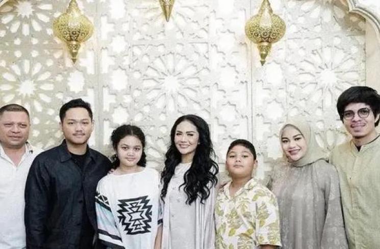 Potret Kedekatan Aurel Hermansyah dan Amora Lemos. (Instagram/krisdayantilemos)