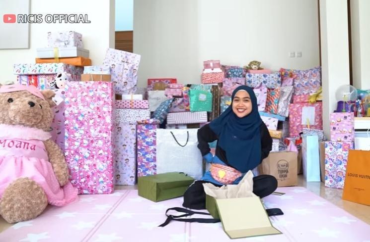 Kado Ultah Moana dari Para Artis (YouTube/Ricis Official)