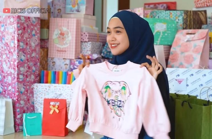 Kado Ultah Moana dari Para Artis (YouTube/Ricis Official)