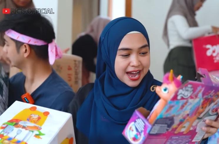 Kado Ultah Moana dari Para Artis (YouTube/Ricis Official)