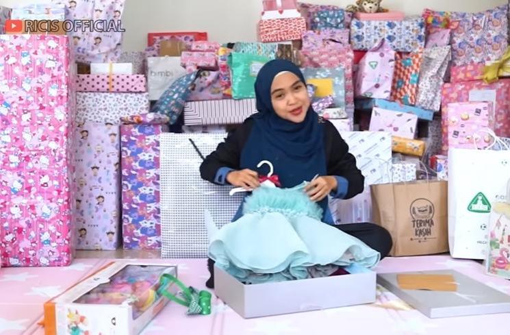 Kado Ultah Moana dari Para Artis (YouTube/Ricis Official)