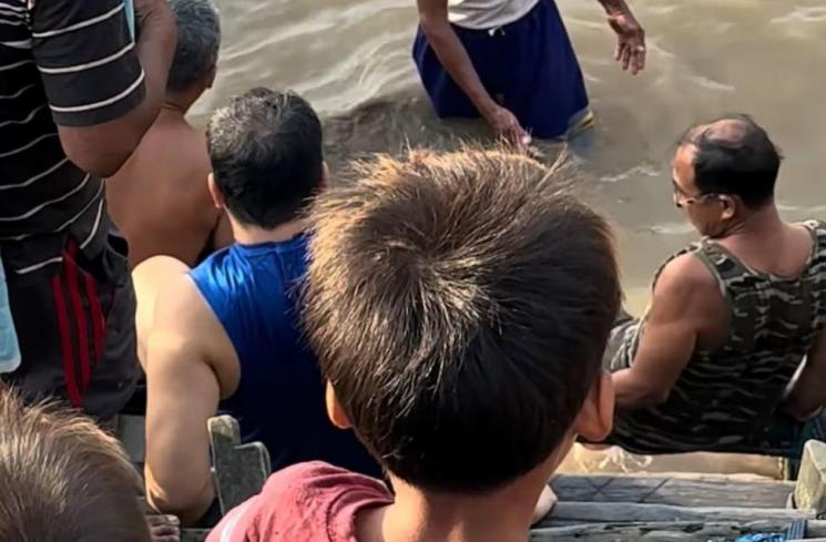Saipul Jamil mandi di laut daerah Sungsang untuk buang sial. (YouTube KingSaipulJamil)