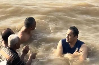 Saipul Jamil Mandi Bareng Para Pria di Laut Ini, Tujuannya Buang Sial dan Guna-guna