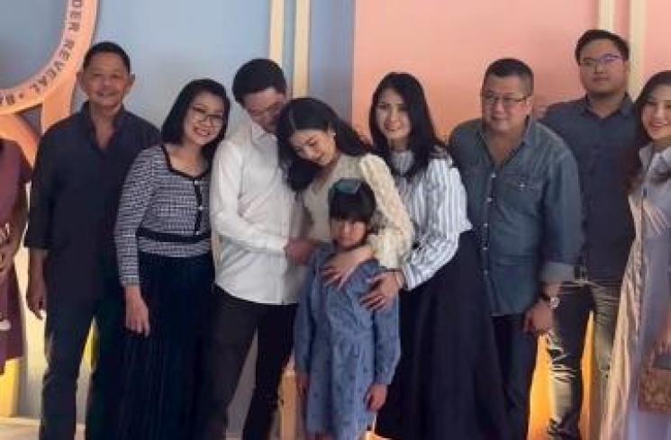 Momen Gender Reveal Anak Kevin Sanjaya dan Valencia Tanoe. (Instagram//liliana_tanoesoedibjo)