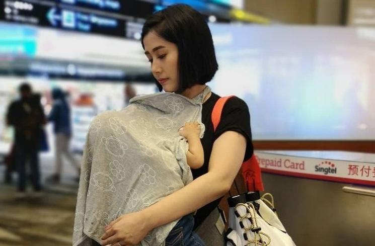 Momen Ardina Rasti Menyusui Anaknya (Instagram/@ardinarasti6)