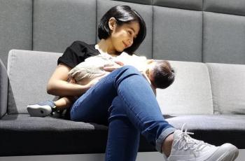 9 Momen Ardina Rasti Menyusui Anaknya, Peringati Pekan ASI Sedunia