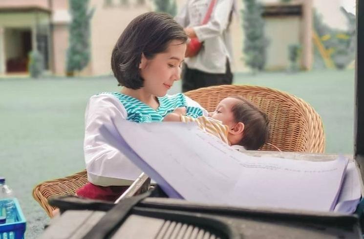 Momen Ardina Rasti Menyusui Anaknya (Instagram/@ardinarasti6)
